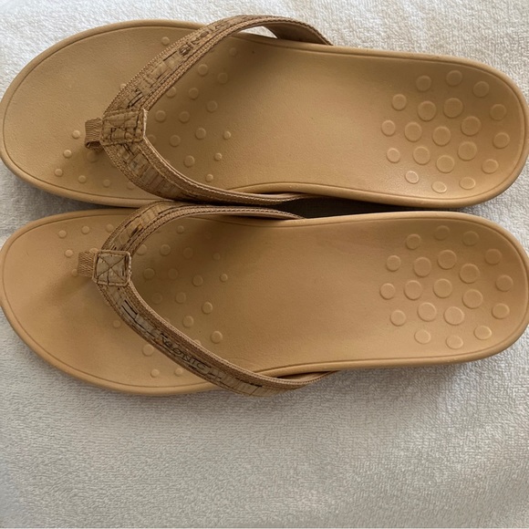 Vionic High Tide Flip Flop Sandals size 11 Beige Podiatrist, Designed NWOT🔥🔥 - Picture 3 of 11
